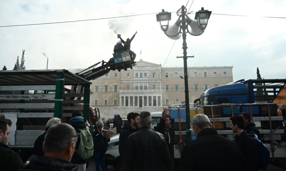 Οι μελισσοκόμοι έχουν κατακλείσει το Σύνταγμα με καπνηστήρια- Έχουν φτάσει τα φορτηγά τους (Βίντεο-Εικόνες)